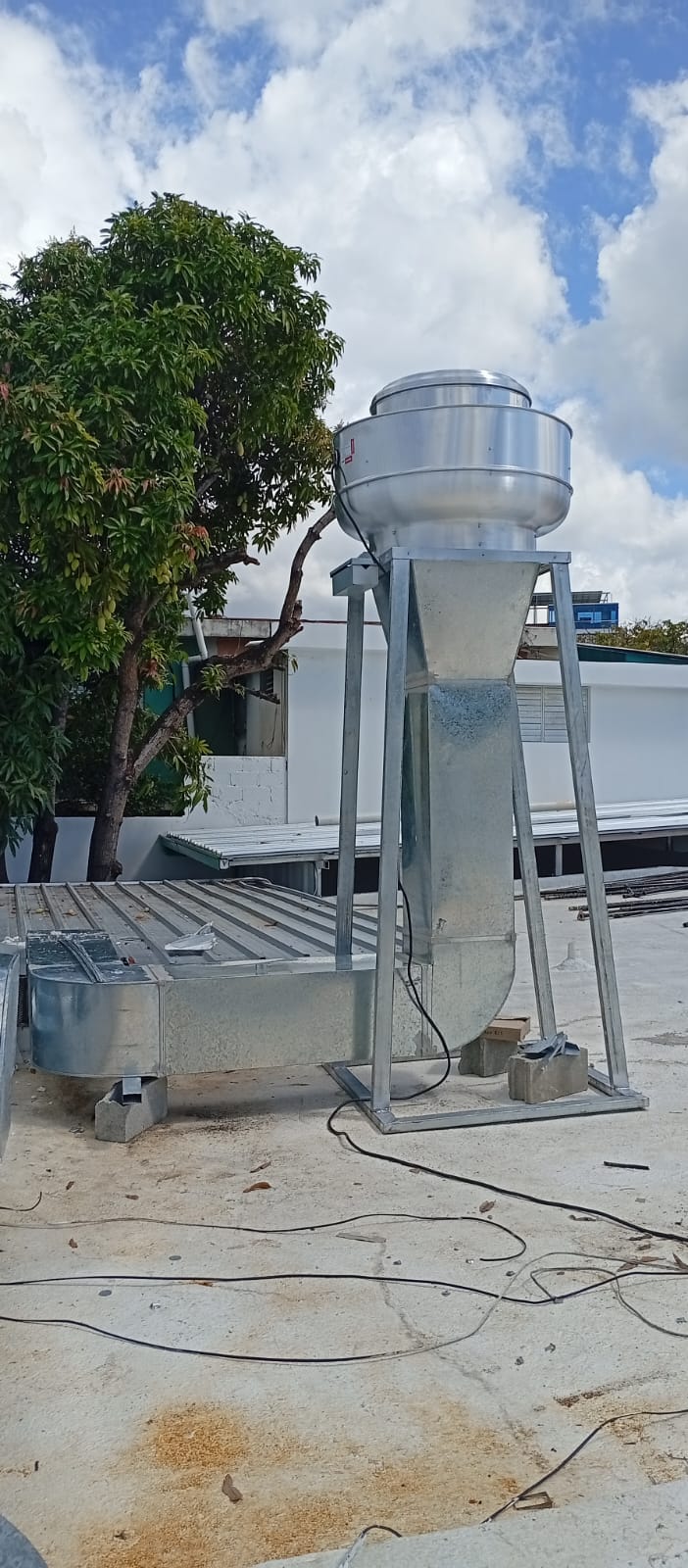 Sistema de extracción de humo y grasa en cocina industrial en República Dominicana