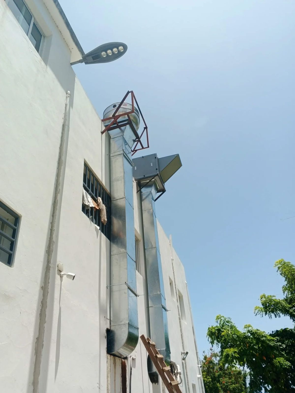 Sistema de extracción de humo y grasa en cocina industrial en República Dominicana
