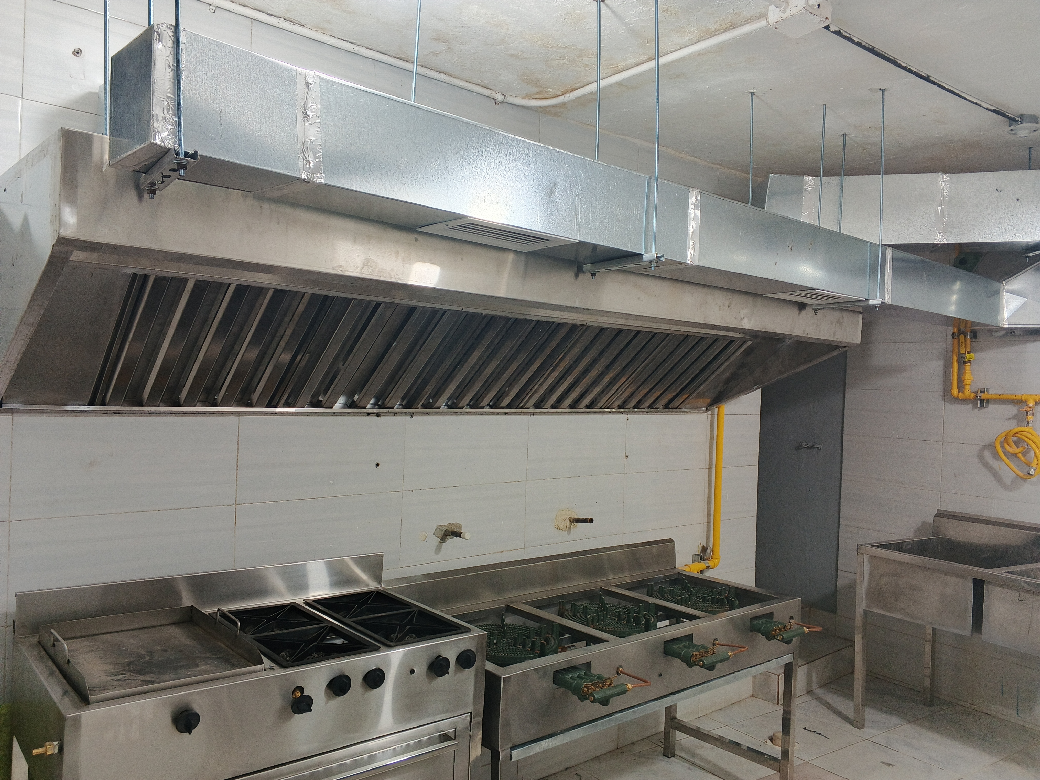 Sistema de extracción de humo y grasa en cocina industrial en República Dominicana