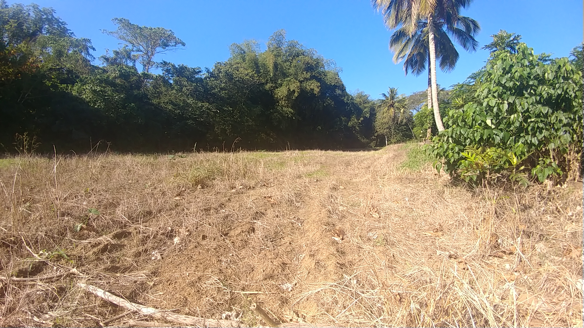 Excelente Solar de 878 metros en La Colonia, Bonao. con acceso al río en República Dominicana