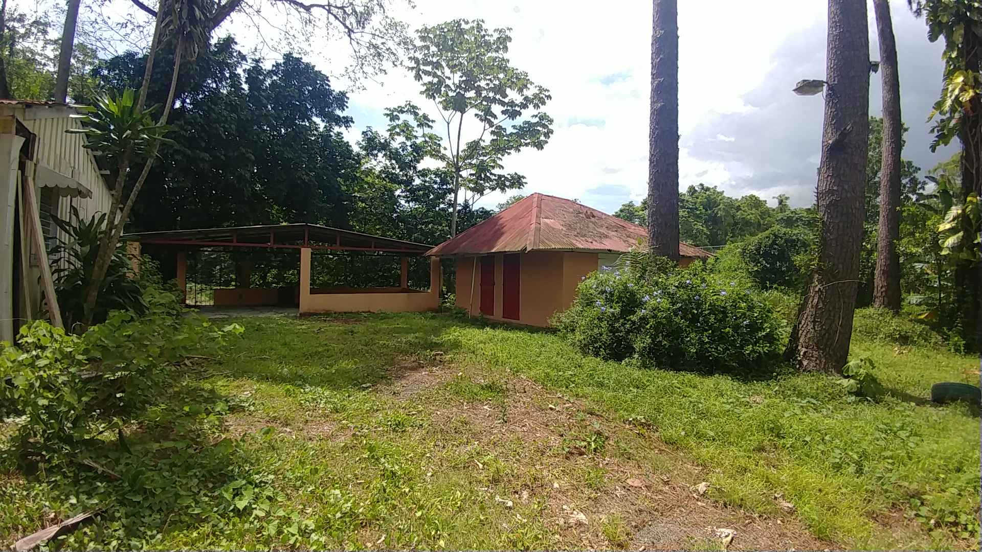 Gran oportunidad Solar con casa para remodelar en Estancias Yuboa en República Dominicana