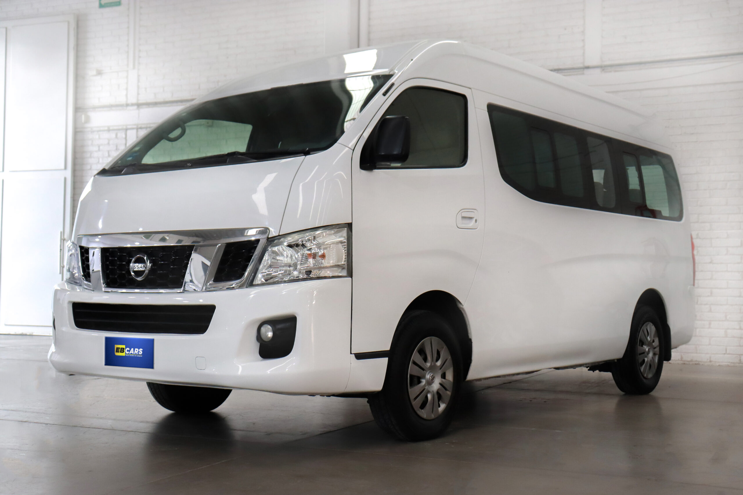 Nissan Urvan Cargo modelo 2027 vehículo comercial